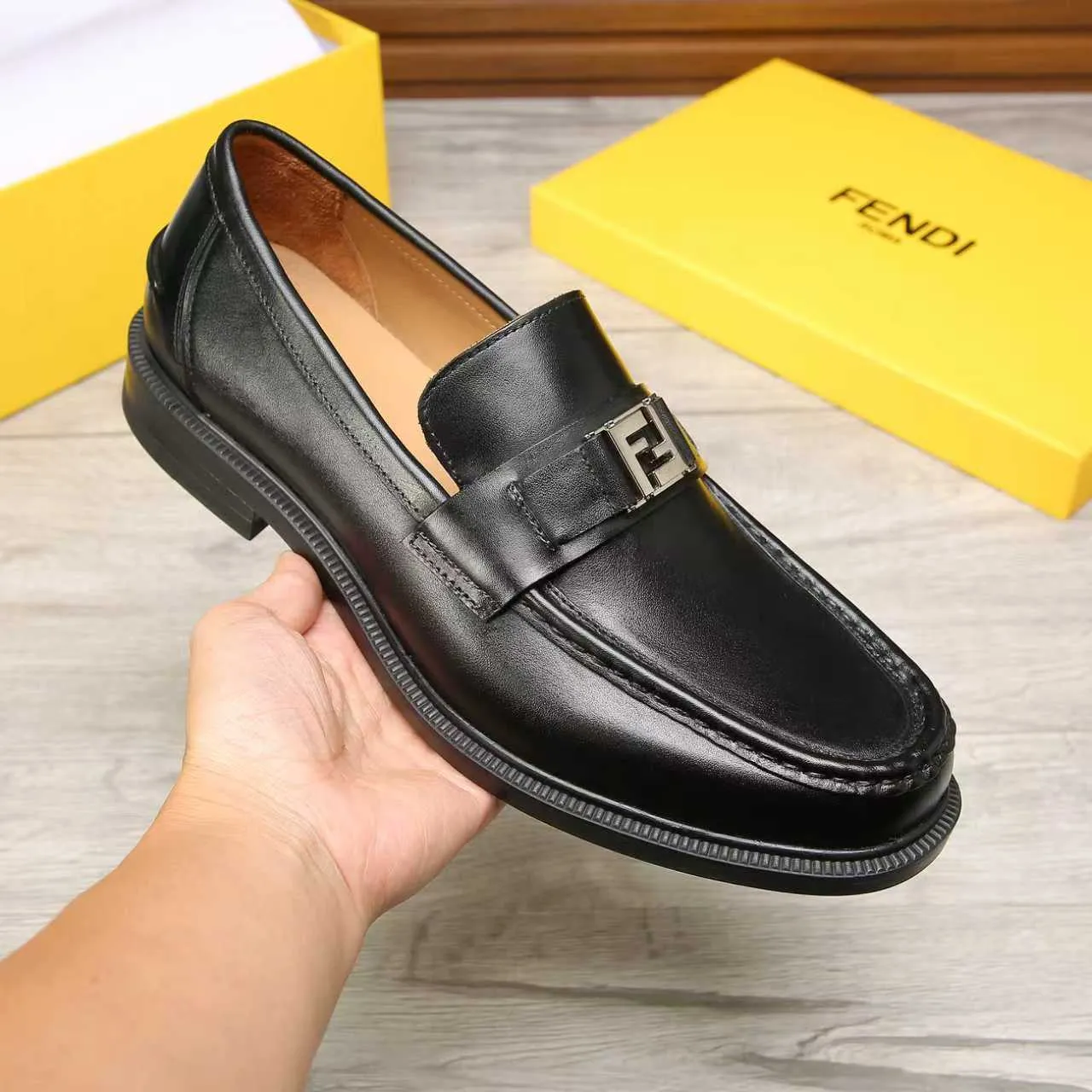 ​Men's shoes 💰 500 💰 Water dyed cowhide 🆘 The latest FENDI ( Fendi ) new casual leather shoes 🕶️🕶️ Simple routing effect, showing an elegant and cool driving shoe 🎬Made of Italian 🇮🇹 imported calfskin + first-layer water-dyed cowhide lining🐂Excellent material🎬Detailed workmanship 🤗Comfortable foot feel➰➰. ​Pair it with any outfit to show your taste and temperament, low-key luxury ♻️Design ​simple and elegant ​noble and fashionable 🍃​Very loved and favored by trendy men 💓❤️Size: 38-44 2⃣️colors available